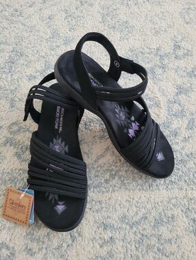 New Skechers Memory Foam Sandals Size 8